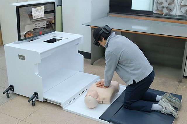 혼합현실(XR) 기반 심폐소생술 교육 ‘HEROS 4.0’ 실습 장면. 참여자가 헤드셋을 착용하고 마네킹을 활용해 가슴압박 훈련을 진행하고 있다. /사진=서울대병원