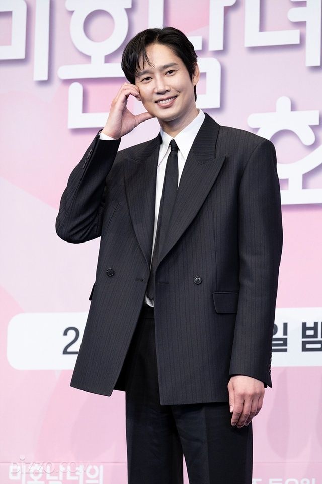 [종합] '미혼남녀의 효율적 만남' 한지민 "내 주변에서 볼 수 있는 현실적인 로맨스"