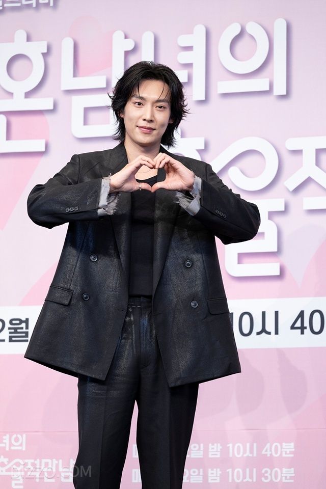 [종합] '미혼남녀의 효율적 만남' 한지민 "내 주변에서 볼 수 있는 현실적인 로맨스"