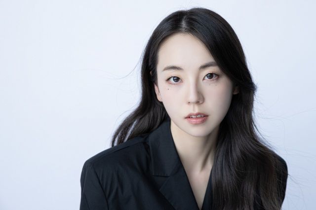 연극 '그때도 오늘2: 꽃신'에서 여자2 역을 맡아 열연한 배우 안소희 / 사진 : BH엔터테인먼트 제공