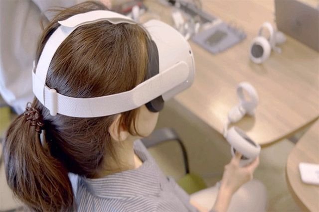 VR 기반 디지털 치료기기 ‘비비드브레인’을 활용해 시야 재활 훈련을 진행하는 모습. /사진=뉴냅스