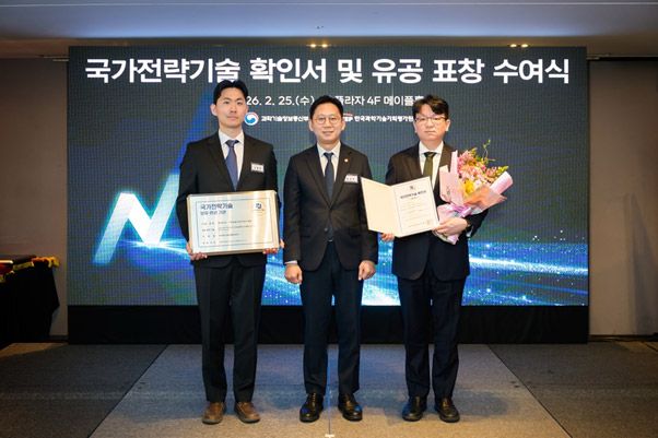 지난 25일 서울 중구 더플라자호텔에서 열린 ‘국가전략기술 확인서 및 유공 표창 수여식’에서 배경훈 부총리 겸 과학기술정보통신부 장관(가운데)이 권준명 메디컬에이아이 대표(오른쪽), 조용연 메디컬에이아이 상무(AI그룹장, 왼쪽)에게 확인서를 수여한 뒤 기념촬영을 하고 있다. /사진=과학기술정보통신부