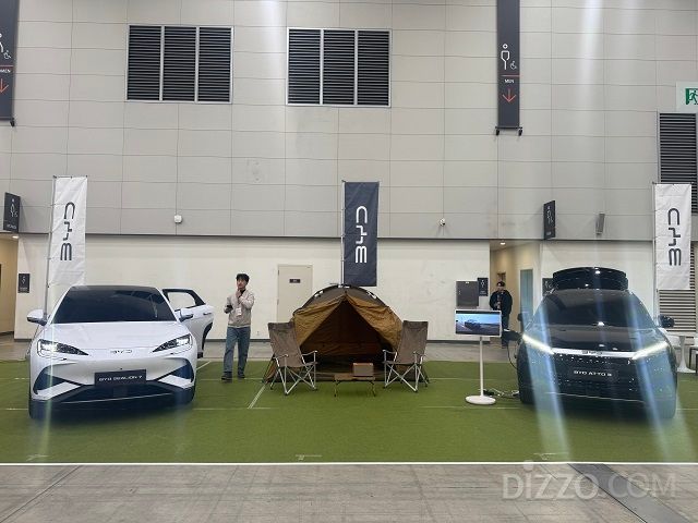 중국 전기자동차 브랜드 BYD 전시 부스. 차량 내부 공간과 전력 공급 기능을 강조했다. /염도영 기자