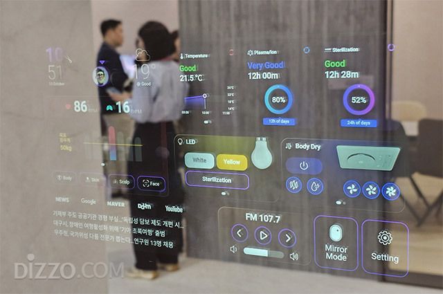 2024년 스마트라이프위크에서 선보인 욕실 스마트미러. 개인 건강 데이터를 거울 화면에 표시하는 주거 헬스케어 콘셉트가 소개됐다. /사진=김정아 기자