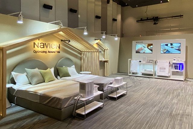 경동나비엔 숙면 존 전용 코너 왼쪽에는 숙면매트 사계절, 오른쪽에는 콘덴싱 보일러와 제습 환기청정기가 전시되어 있다./사진=경동나비엔