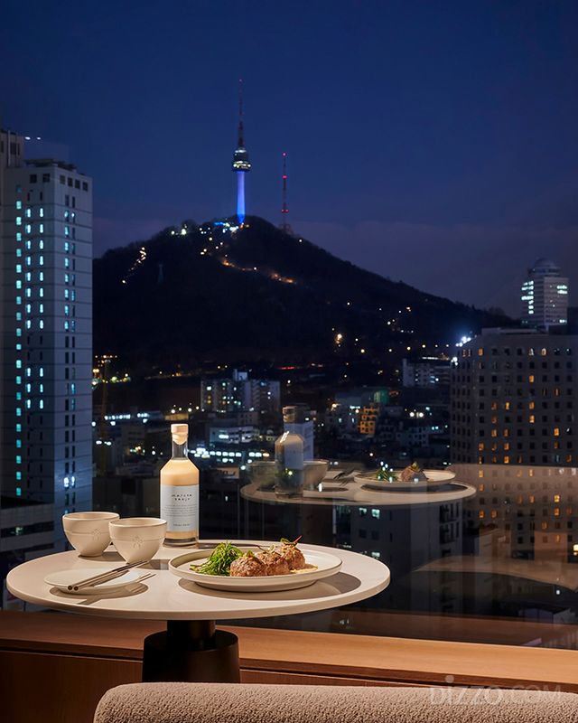 THE 22의 떡갈비와 마루나 탁주(사진제공=코트야드 메리어트 서울 명동)