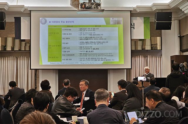 조선대학교 치과대학 국중기 교수가 19일 서울 한국프레스센터에서 열린 ‘제18회 잇몸의 날’ 기자간담회에서 잇몸병 세균과 대장암의 연관성에 대한 연구 결과를 발표하고 있다. /사진=김정아 기자