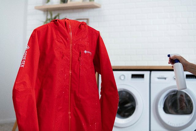 의류의 발수력을 테스트하고 있다./사진=고어코리아