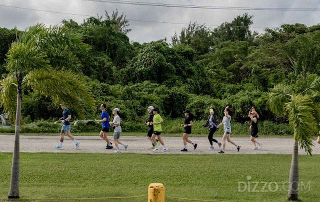 러닝 인플루언서 디어가 이끄는 '쉐이크아웃 런' 세션에 참가한 러너들(사진제공=마리아나관광청)