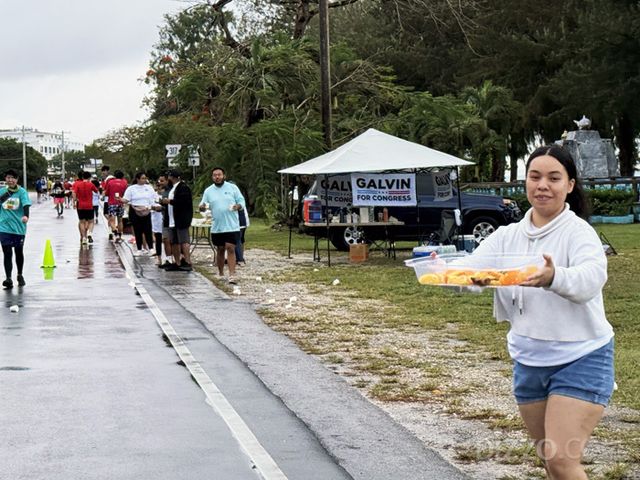 코스 곳곳에 지역 주민들이 양손에 물컵과 과일을 들고 기다리고 있다.(사진촬영=서미영 기자) 