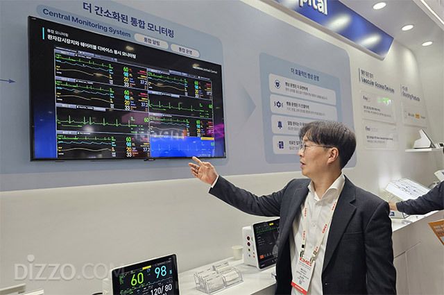 윤상원 메디아나 상무가 KIMES 현장에서 환자감시장치와 웨어러블 기기를 통합 관리하는 모니터링 시스템을 설명하고 있다. /사진=김정아 기자
