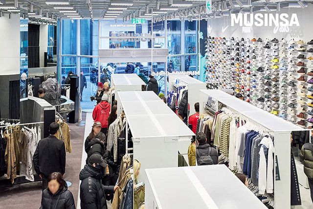 무신사 스토어 명동 매장에서 방문객들이 제품을 살펴보고 있다./사진=무신사