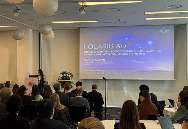 샤론 샤 스탠퍼드대학교 교수가 ADPD 2026에서 POLARIS-AD 진행 상황에 대해 발표하고 있다. /사진=아리바이오