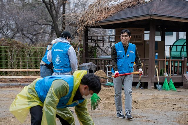 지난 18일 홍용준 쿠팡로지스틱스서비스 대표를 비롯한 임직원 20여 명이 참여해 운동장 정비와 시설 청소 등 현장 봉사활동을 진행했다./사진=쿠팡