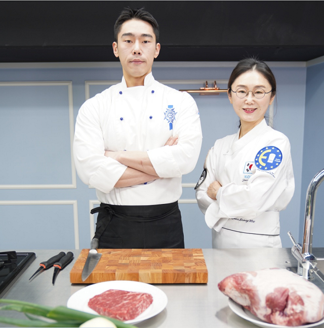 한국 소스의 세계화라는 목표로 함께 달려가고자 합류한 차남 최은석 셰프(왼쪽)과 윤정희 대표/사진 제공=리브헬시