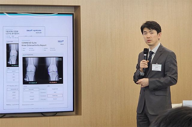 노두현 코넥티브 대표가 근골격계 AI 진단 소프트웨어를 소개하고 있다. X선 기반 분석 결과를 리포트 형태로 제공하는 구조다.