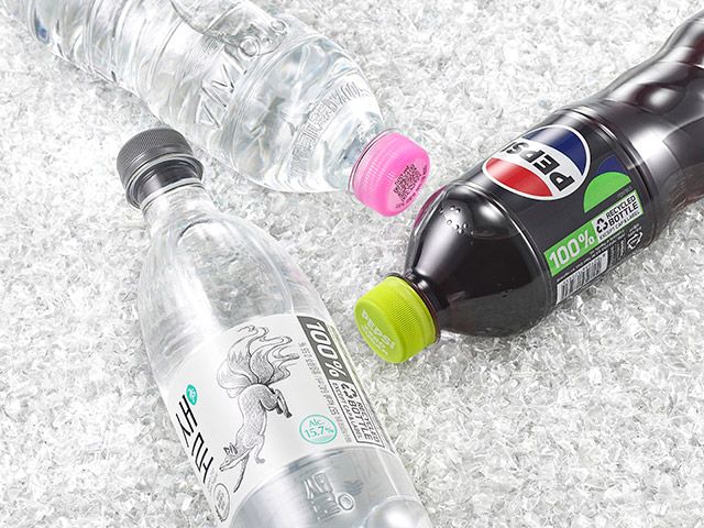 재생 플라스틱 원료 100%를 적용한 펩시 제로슈거 라임 500ml, 아이시스 500ml, 새로 640ml 페트병 3종./사진=롯데칠성음료