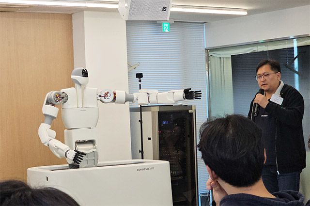 수술 보조 휴머노이드 ‘CONNEVO Zett’ 시연 모습. 수술 중 조직 고정·견인 등 보조 작업 수행을 목표로 개발 중이다. /사진=김정아 기자