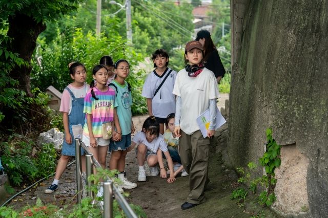 '극장의 시간들' 속 윤가은 감독이 연출한 단편 '자연스럽게' 스틸컷 / 사진 : 티캐스트