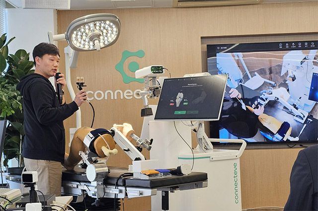 수술 로봇 ‘CONNEVO ORCA’ 시연 모습. AI 기반 수술 계획 데이터가 로봇으로 연계되는 구조를 구현했다.
