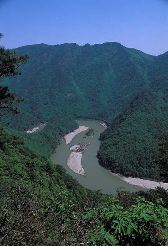 깎아지른 수직 절벽과 굽이치는 동강이 어우러진 어라연 트레킹 코스/출처=국가유산포탈
