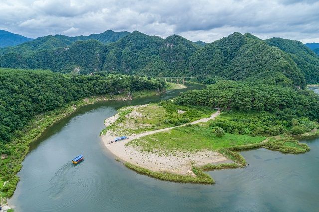 영화 '왕과 사는 남자'의 주요 배경이자 최근 탐방객이 급증한 강원도 영월군 청령포의 전경/출처=유토이미지