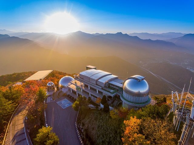 해발 800m 봉래산 정상에 위치한 별마로 천문대는 국내 대표적인 천체 관측지 중 하나로 꼽힌다./출처=유토이미지