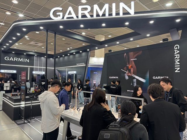 운동용 웨어러블 스마트워치 '가민' 부스에서 참관객들이 전문가의 설명을 듣고 있다./염도영 기자