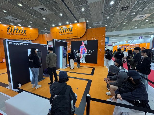 참관객들이 전문가의 안내에 따라 정밀 체형 측정 분석을 진행하고 있다./염도영 기자