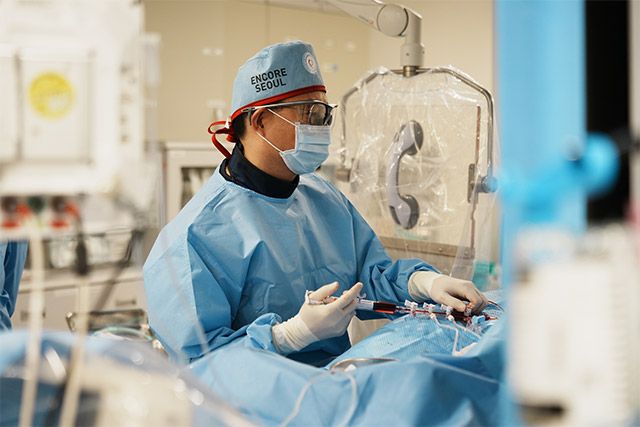 한주용 삼성서울병원 순환기내과 교수가 관상동맥중재술을 시행하고 있다. 이번 연구는 심근경색 치료 이후 안정 환자의 약물 유지 전략을 평가한 임상시험이다. /사진=삼성서울병원