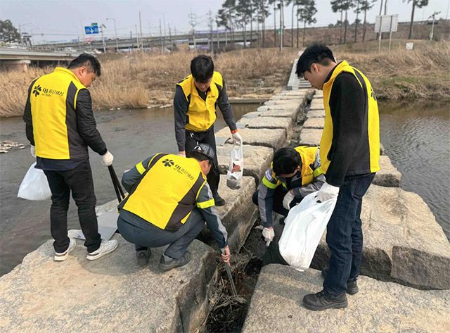 “하천 정화부터 공정 개선까지”…오비맥주, 물 관리 전방위 강화