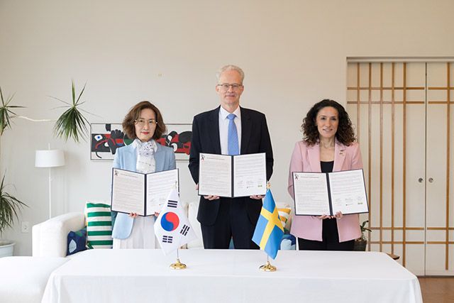 코리아+스웨덴 영 디자인 어워드 협력 확대 업무협약 체결식에서 강윤주 한국디자인진흥원 원장, 칼-울르프 안데르손 주한스웨덴대사, 이사벨 푸치 이케아 코리아 대표 겸 최고지속가능성책임자(왼쪽부터)가 기념 촬영을 하고 있다./사진=이케아코리아