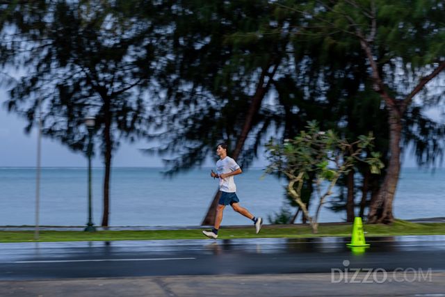 마이크로 비치를 기점으로 한 해안도로 코스를 따라 뛰고 있는 사이판 마라톤 참가자(사진제공=마리아나관광청)
