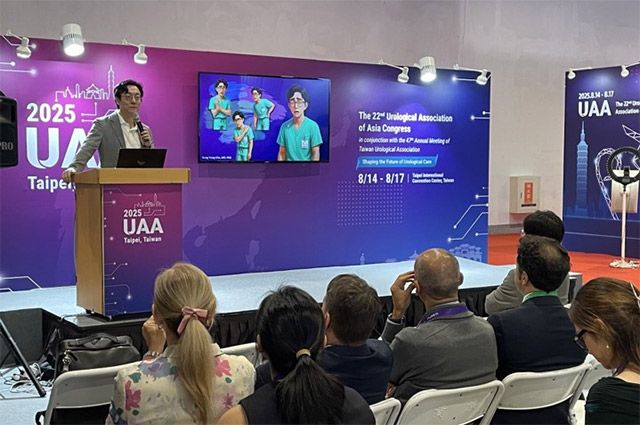 대만에서 열린 아시아 비뇨의학회(UAA 2025)에서 서울대병원 비뇨의학과 조성용 교수가 자메닉스 기반 로봇수술 경험을 발표하고 있다. /이미지=로엔서지컬