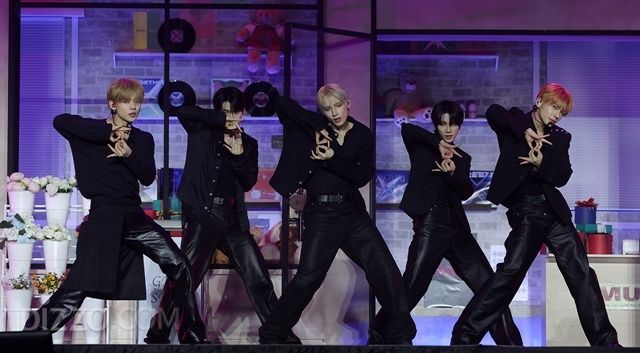 [종합] '재계약 후 첫 컴백' 투모로우바이투게더, "새롭게 시작하는 마음"으로