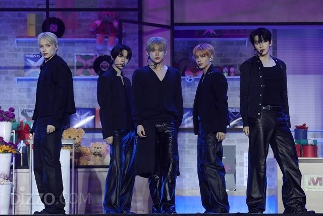 [종합] '재계약 후 첫 컴백' 투모로우바이투게더, "새롭게 시작하는 마음"으로