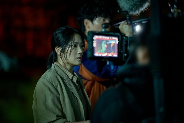 영화 '살목지'가 개봉 7일 만에 손익분기점을 달성하며 비하인드 스틸컷을 공개했다. / 사진 : 쇼박스 제공