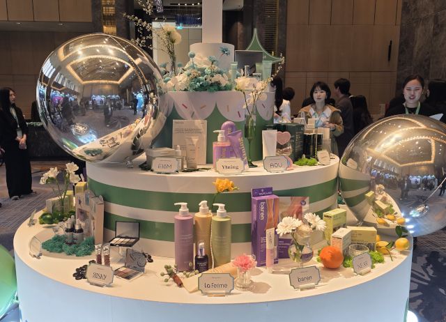 메가데뷔 어워즈에서 수상하는 제품들이 진열되어 있다./김경희