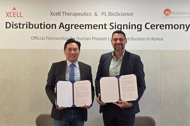엑셀세라퓨틱스와 PL 바이오사이언스 관계자가 HPL 유통 계약 체결 후 기념 촬영을 하고 있다. /사진=엑셀세라퓨틱스