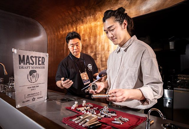 MDM 자격 제도를 운영하는 키노콘 감독관이 MDM 1호점인 서울 충무로 선술집 ‘소’를 방문해 김희재 대표(오른쪽)가 생맥주 위생관리 절차에 맞게 생맥주 공급 라인을 관리하는지 중간 점검하고 있다./사진=오비맥주
