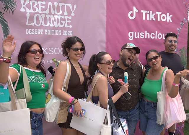 4월 11~12일(현지시간) 캘리포니아에서 열린 ‘K-뷰티 라운지: 데저트 에디션 위드 TikTok’ 행사에서 참가자들이 프로그램을 체험하고 있다. /사진=틱톡코리아