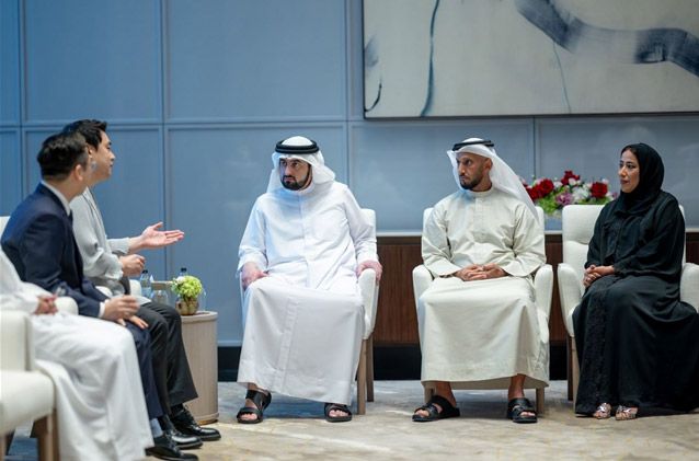 조성해 중동 법인장은 지난 16일 두바이에서 UAE 왕실 인사인 아흐메드 빈 모하메드 빈 라시드 알 막툼과 만나 미디어 및 첨단 기술 분야에 대한 논의를 하고 있다./사진=갤럭시코퍼레이션