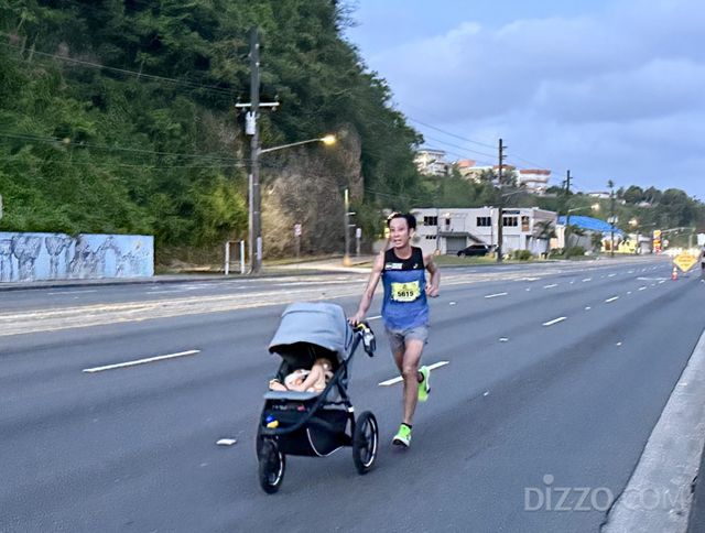 코스 내내 아기를 유모차에 태우고 뛴 히로키 나카지마(사진=서미영)