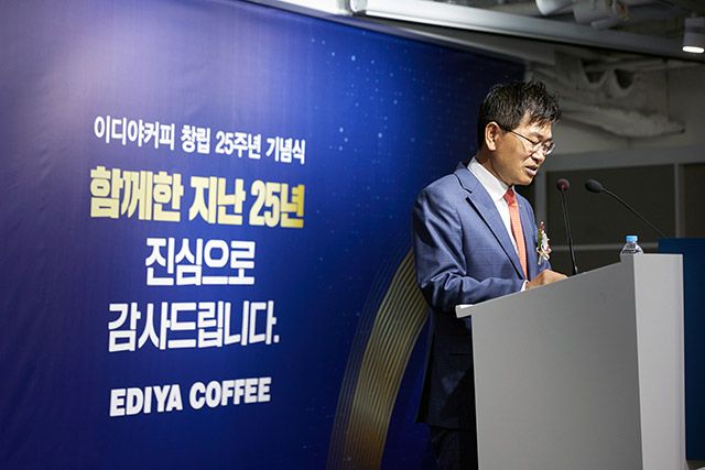 문창기 이디야커피 회장은 기념식에서 지난 성과를 점검하고 향후 성장 전략을 공유했다./사진=이디야커피