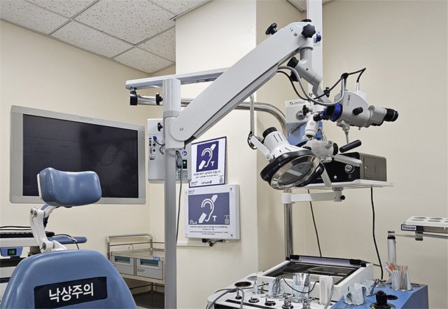 소아이비인후과 진료실에 설치된 ‘스마트 히어링루프’ 시스템. 보청기·인공와우 사용 환자의 의사소통을 지원한다 /사진=서울대병원