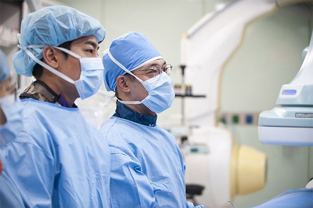 분당서울대병원 순환기내과 강시혁 교수(오른쪽)가 관상동맥시술을 집도하고 있다. /사진=분당서울대병원
