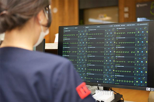 에이치플러스 양지병원 간호 스테이션에 설치된 휴이노 ‘메모 큐(MEMO Cue)’ 심전도 모니터링 화면. /사진=휴이노