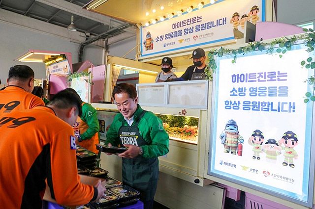 하이트진로 장인섭 및 임직원들은 이번 행사에 참석해 배식 봉사에 참여하고 현장 소방공무원들과 소통했다./하이트진로