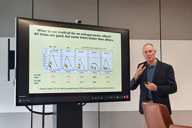 뉴질랜드 생물경제과학연구소 존 먼로 박사는 키위에 함유된 식이섬유가 장 건강에 미치는 영향에 대해 설명하고 있다./제스프리