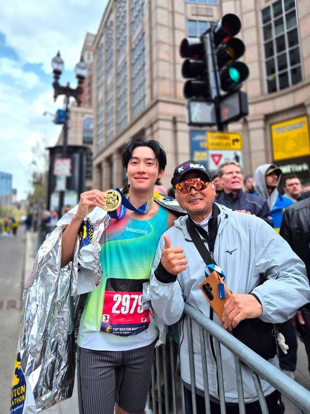 배우 권화운(왼쪽)이 제130회 보스턴 마라톤 대회를 마친 후 마라톤 선배 이봉주와 함께 기념 촬영을 하고 있다. 권화운은 2시간 44분대 기록으로 완주해 '서브3'를 달성했다. /사진 제공=홍보법인 동서남북